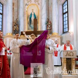 Біскуп Касабуцкі падчас літургіі Вялікай пятніцы: Крыж Хрыста — гэта прылада Божай міласэрнасці